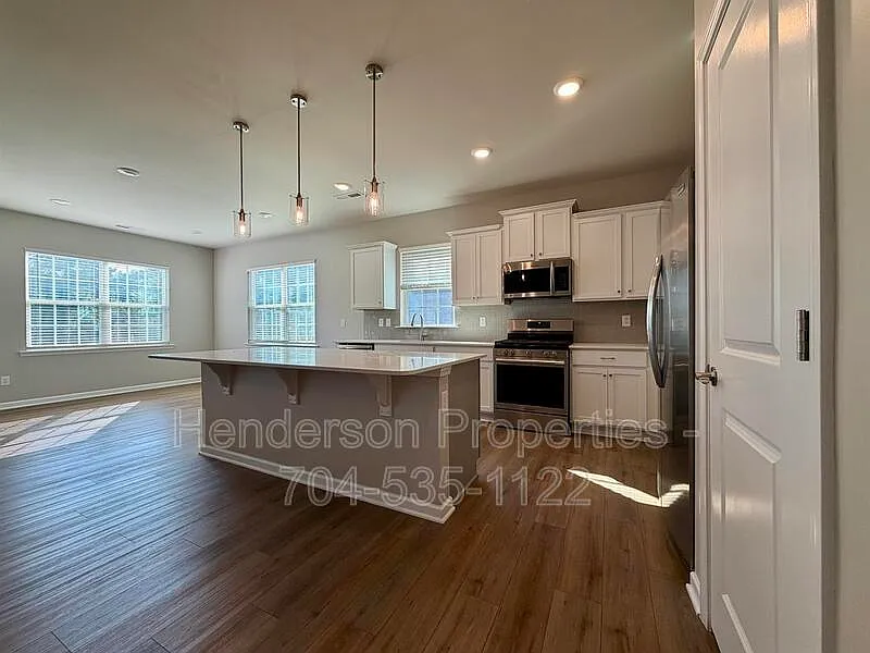 3 bed, 2.0 bath, 1592 sqft, $1,975 — Photo 3