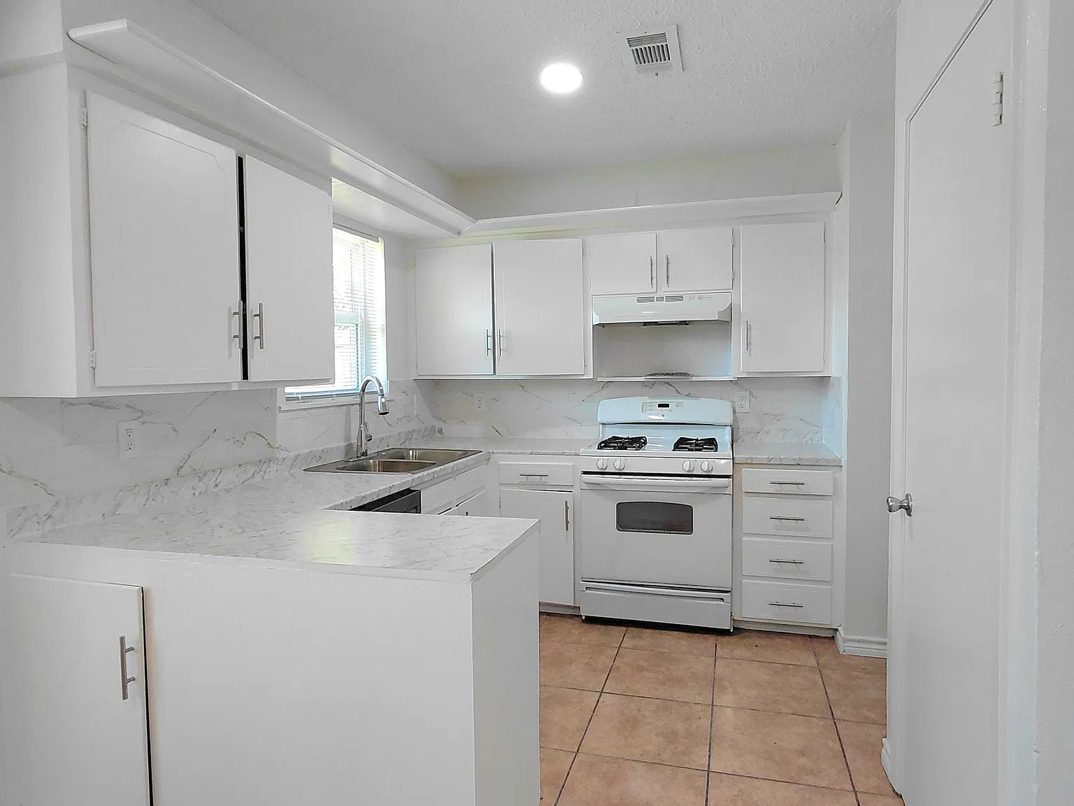 3 bed, 1167 sqft, $1,900 — Photo 4