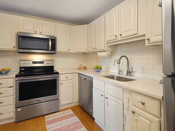 3rd image of 209 Great Rd APT C1