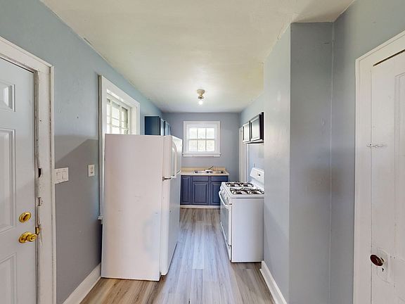 4th image of 393 N Mulberry St