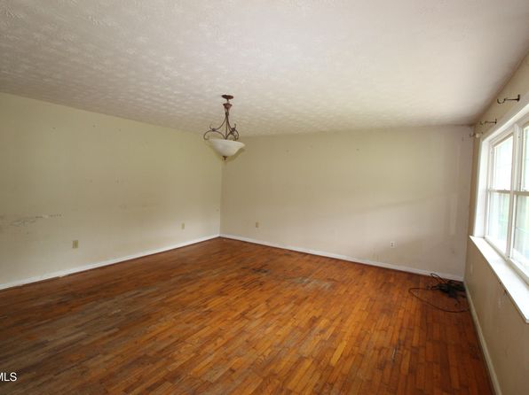 301 Rose Hill Dr, Rose Hill, VA 24281