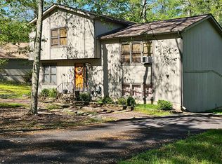 151 Oakenshield Dr, Tamiment, PA 18371