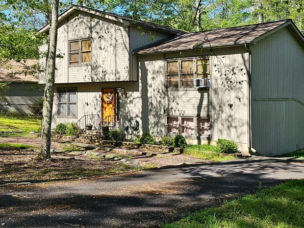 151 Oakenshield Dr, Tamiment, PA 18371