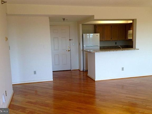 4th image of 2400 Clarendon Blvd APT 1011