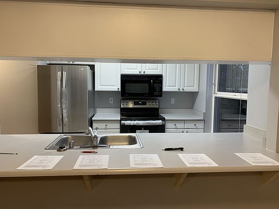 104 Kitchen breakfast bar.
Stainless steel appliances