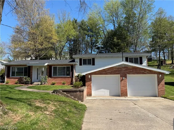 3 Woodland Dr, Vienna, WV 26105