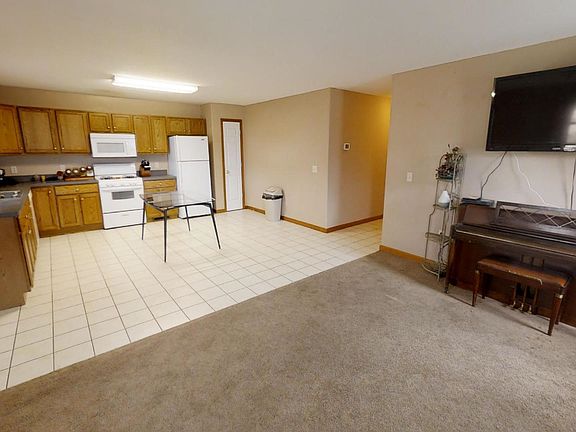 5th image of 613 W Market St