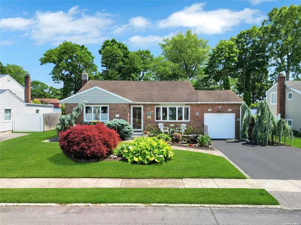 14 Chyam Street, North Babylon, NY 11703