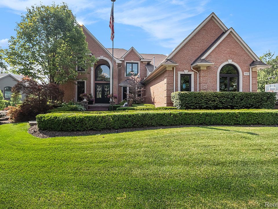 1st image of 4943 Parkgate Dr