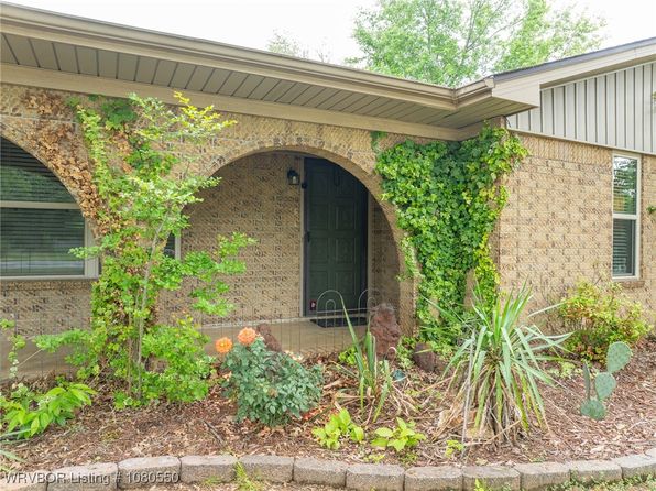 8611 Royal Ridge Dr, Fort Smith, AR 72903
