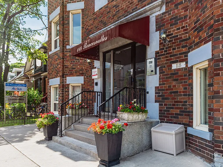 118 Roncesvalles Ave — Photo 11