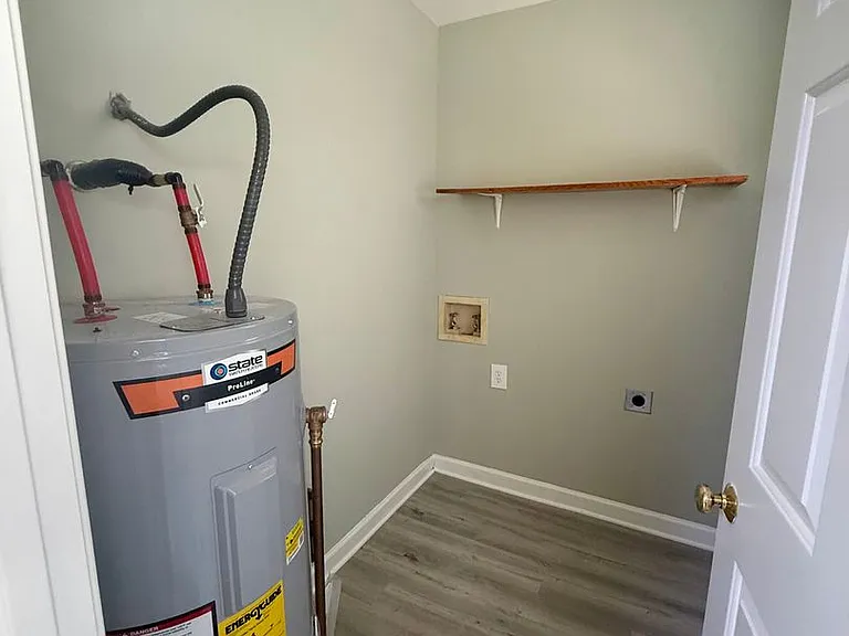 Two bedroom, one bath apartment in Burlington — Photo 21