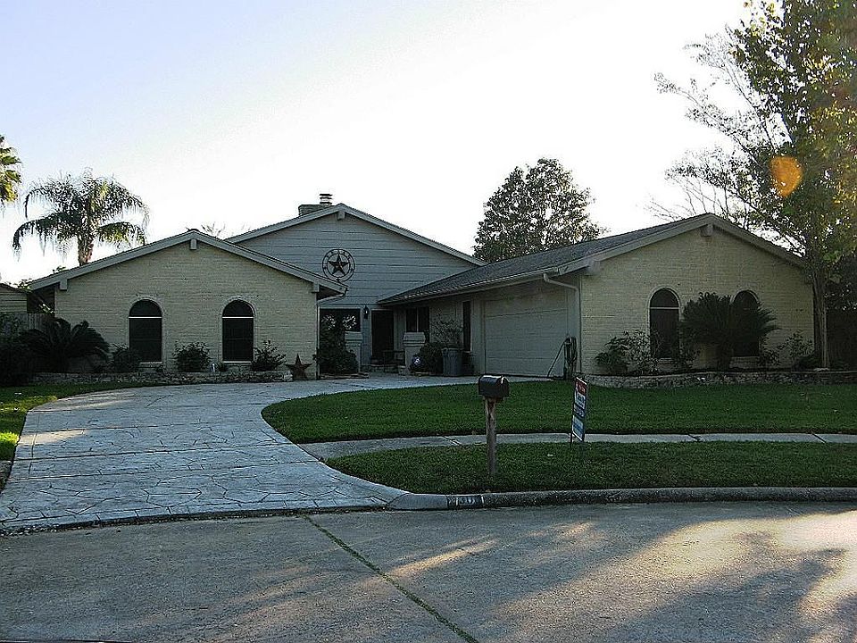 1st image of 306 Lazy Hollow Dr