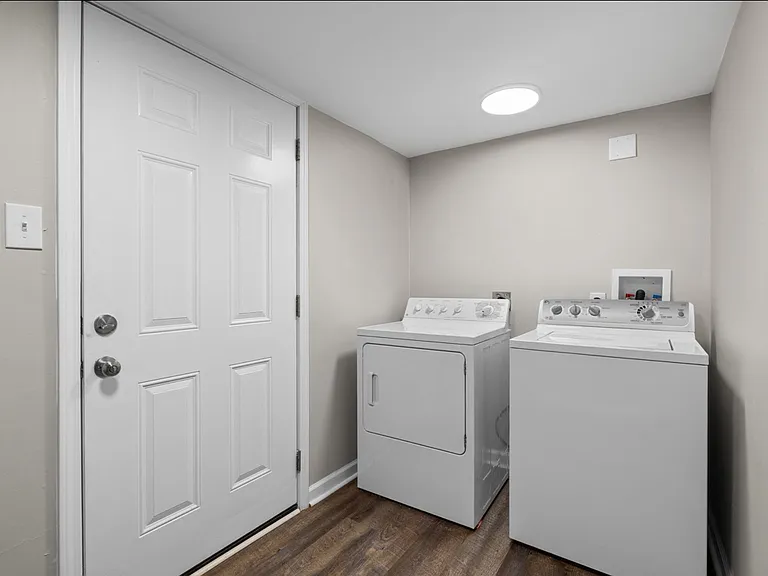 1048 Ivy Ln — Photo 36