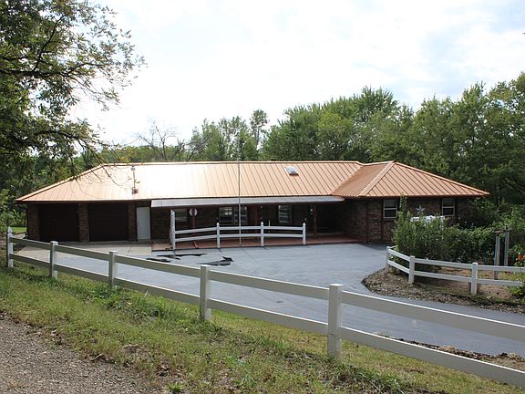 2 Car Garage/Circle driveway