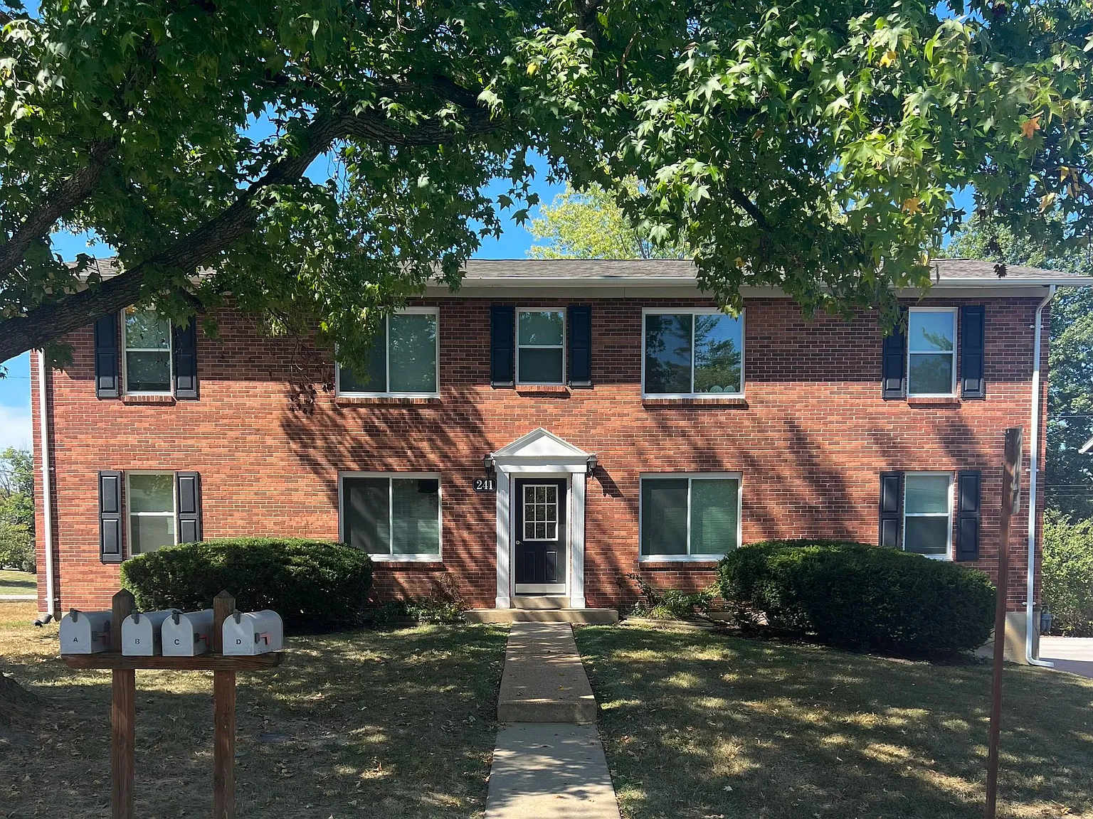 Leslie Lane Apartments — Photo 1