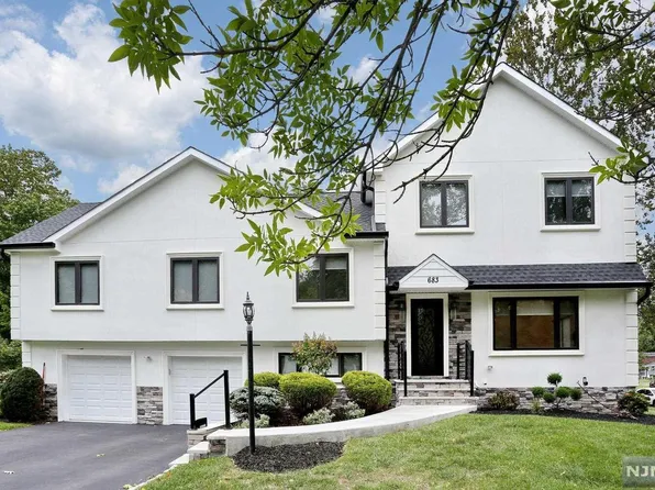 683 Pascack Rd, Paramus, NJ 07652