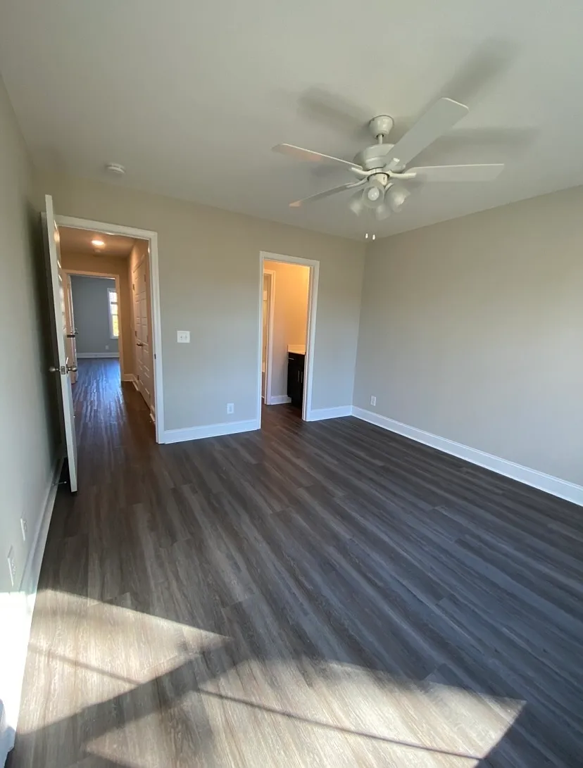 1020 Glenkirk Drive - B — Photo 4