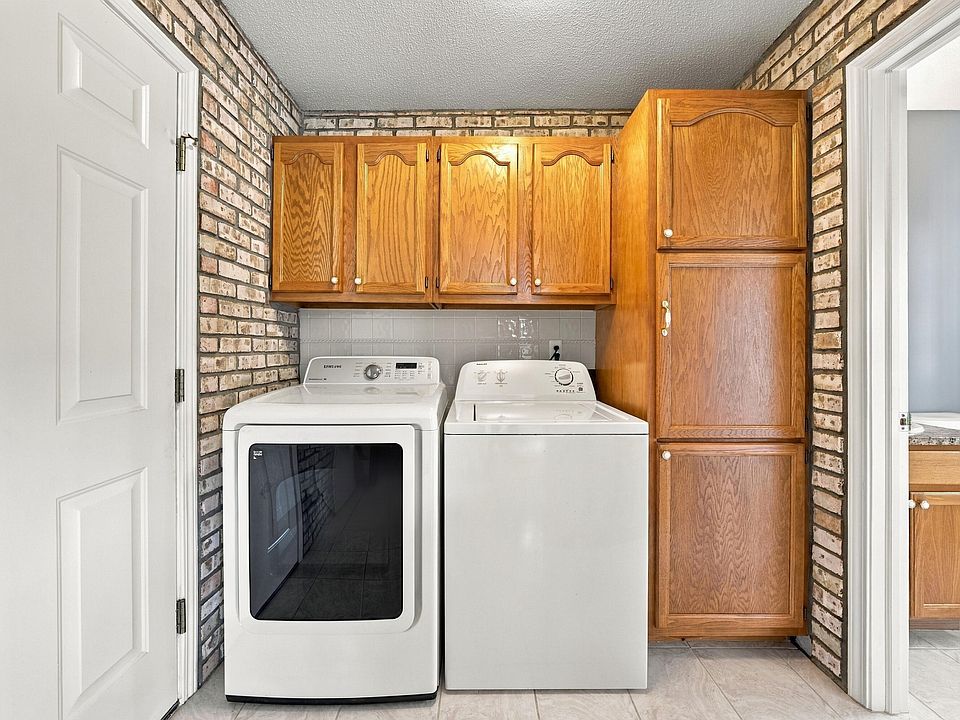 221 Superior Ave, photo 8