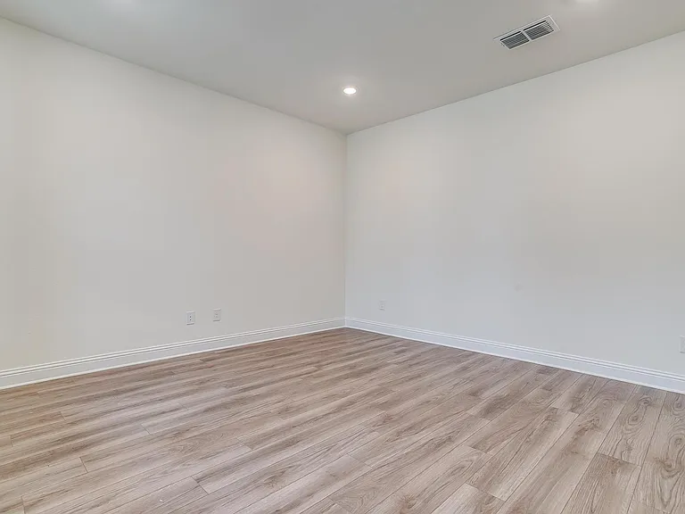 9836 Derbyshire Dr — Photo 20