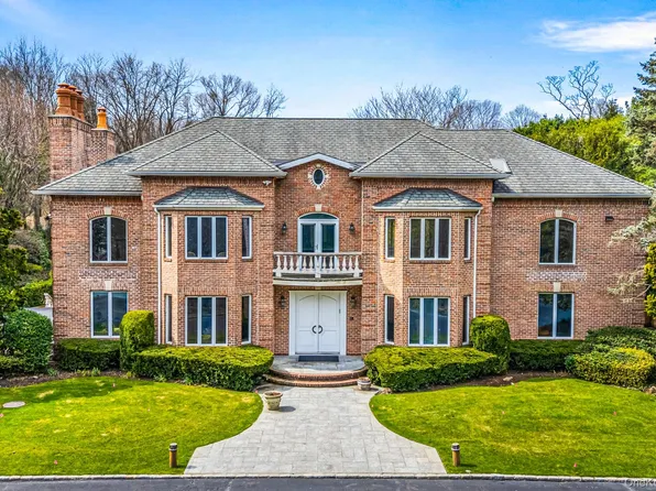 6 Coachmans Court, Old Westbury, NY 11568