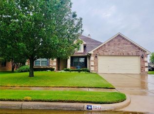 1041 Saint Andrews Dr, Burleson, TX 76028