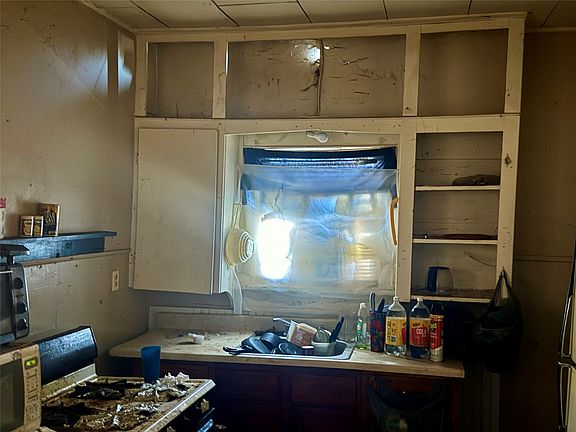 3rd image of 409 Sewell St