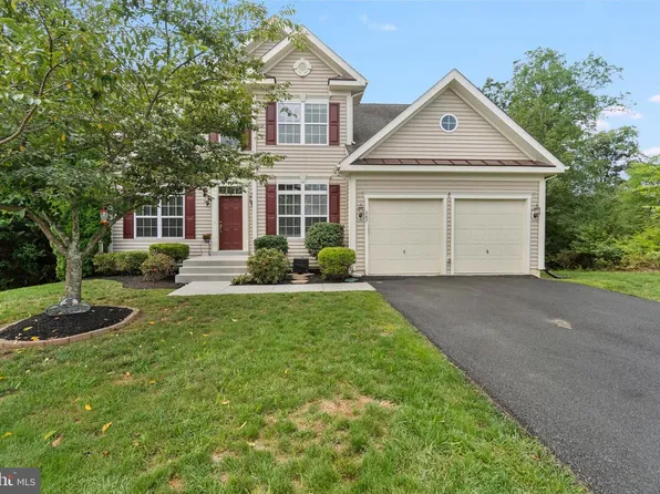 287 Lackawanna Ln, Falling Waters, WV 25419