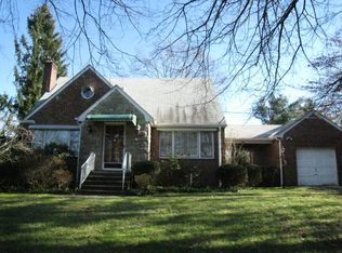 385 Valley View Ave, Paramus, NJ 07652