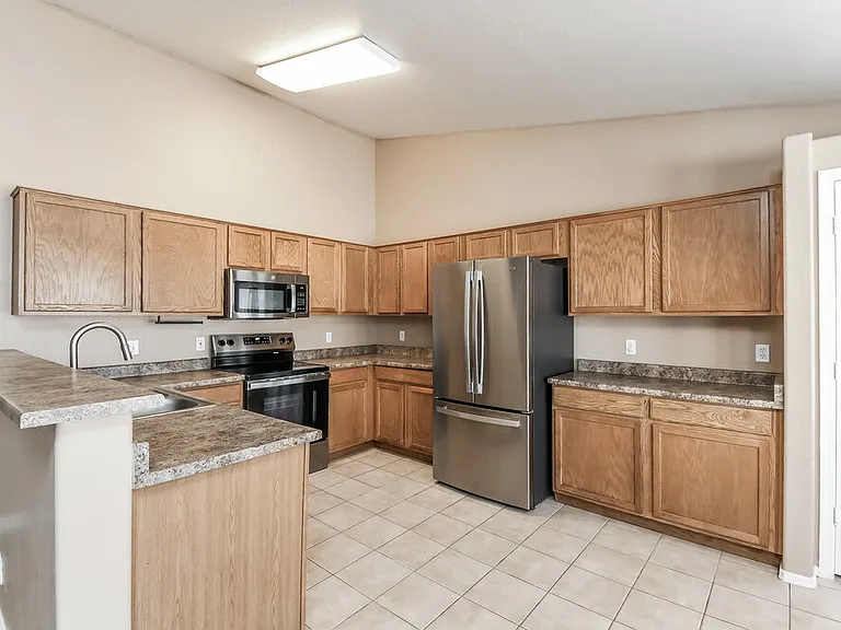 527 N Bailey Cir — Photo 8