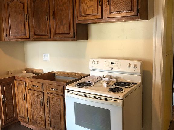 4th image of 878 Gladstone Ave