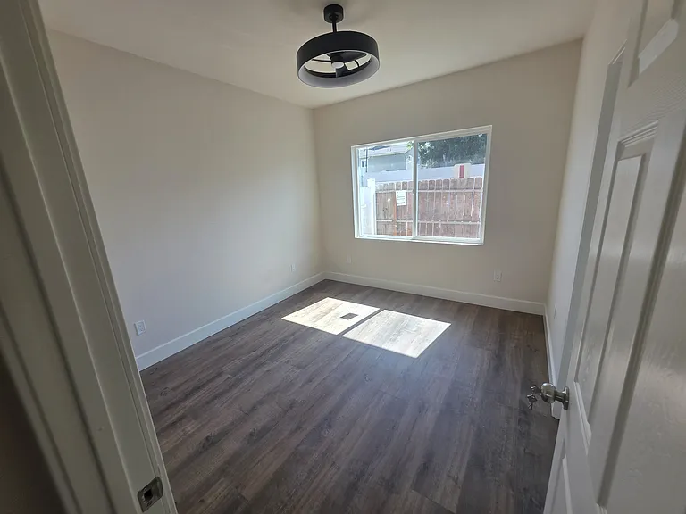 1004 S — Photo 3