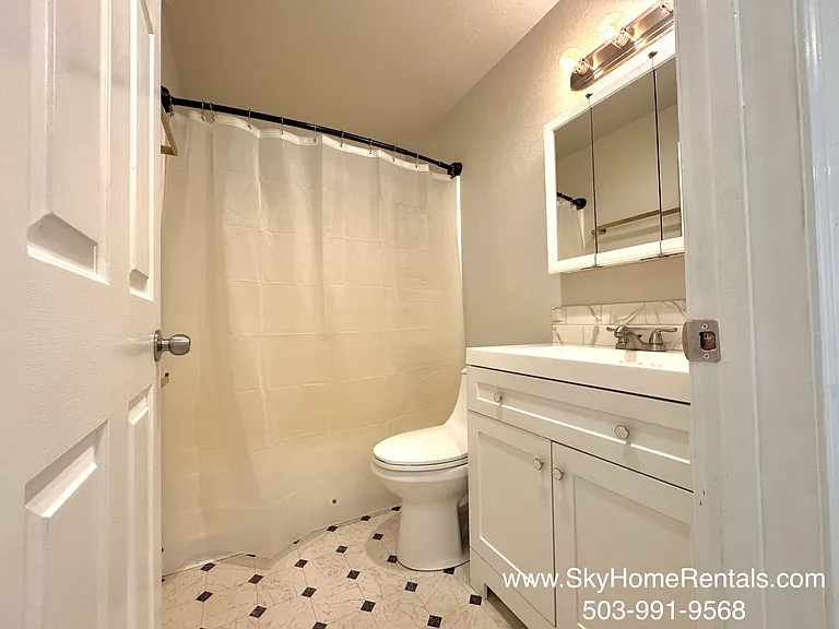 2160 Maplewood Dr S — Photo 11