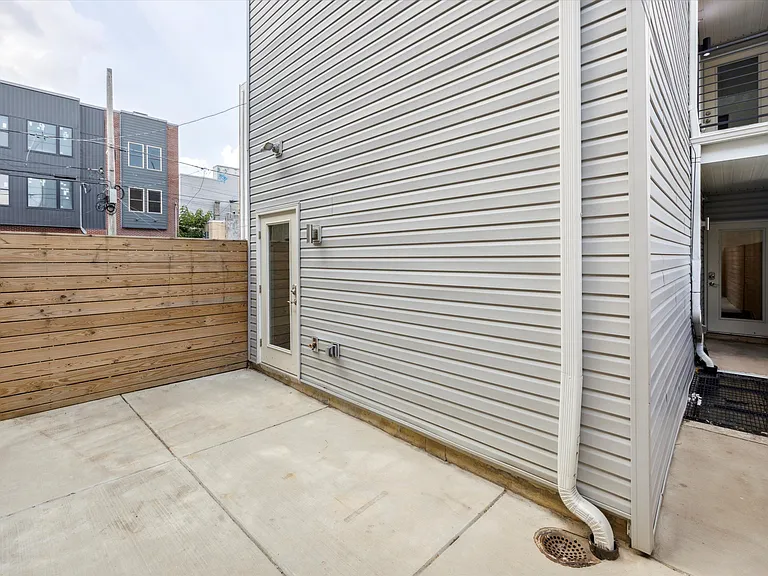 1804 W Berks St — Photo 45