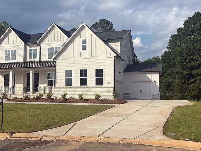5365 Travers Ln — Photo 3