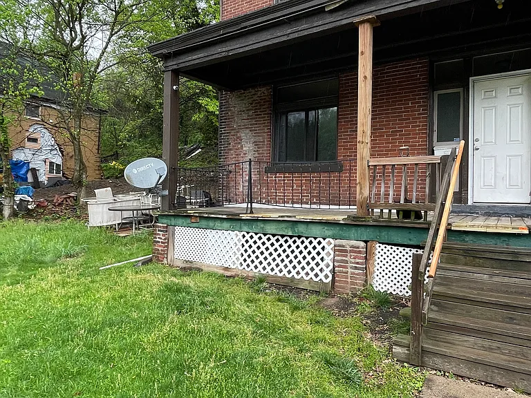 1250 Blackadore Ave — Photo 2