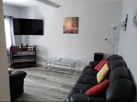 3rd image of 869 Elm Ave