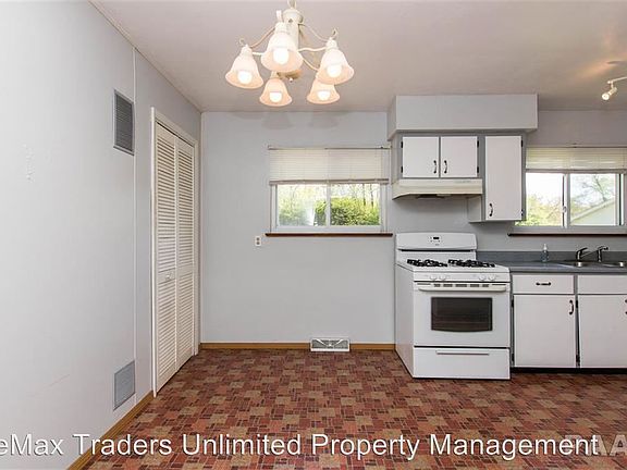 3rd image of 1428 N Vaughn Ave