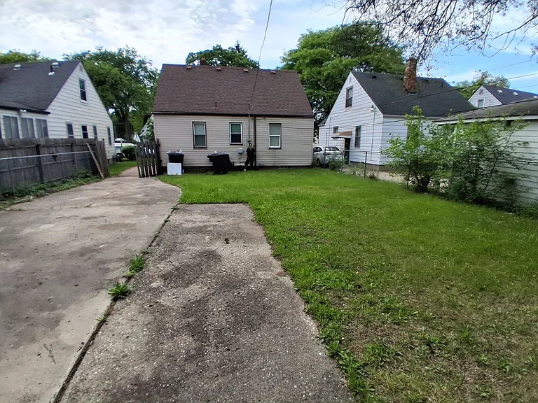 19176 Grandville Ave — Photo 10