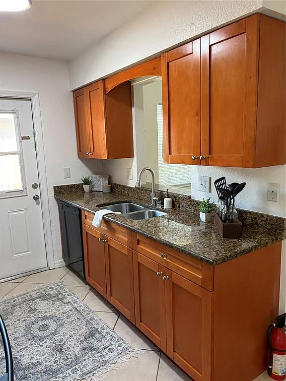 3 bed, 2.0 bath, 1034 sqft, $1,900 — Photo 3