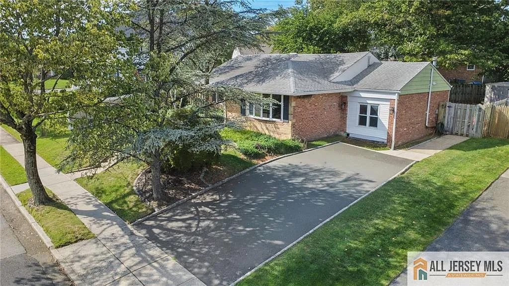 4 bed, 1.0 bath, 1460 sqft, $3,300 — Photo 3