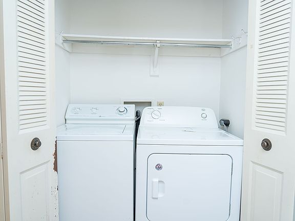 4th image of 1054 Cheshire Ct