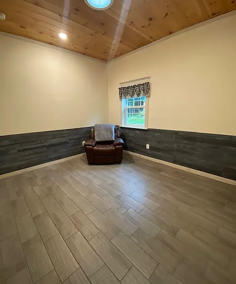 Photo of 2nd bedroom or office area/space. Your choice.