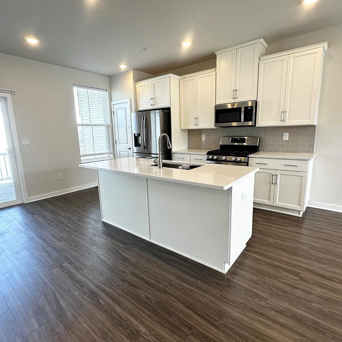 3 bed, 4.0 bath, 1470 sqft, $2,800 — Photo 2