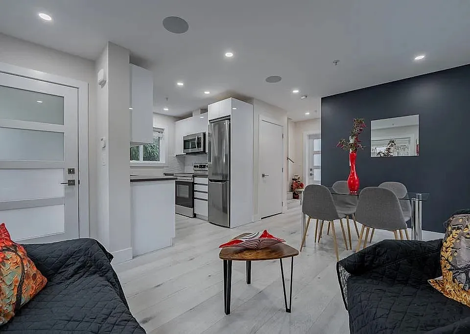 882 E 12th Ave