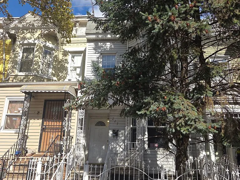 227 6th Ave W — Photo 6