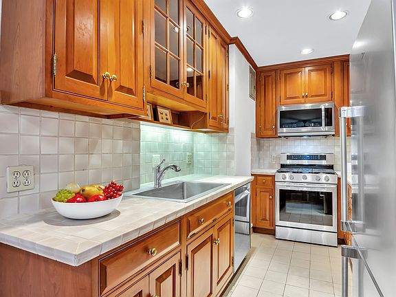 4th image of 116 Pinehurst Ave APT G14
