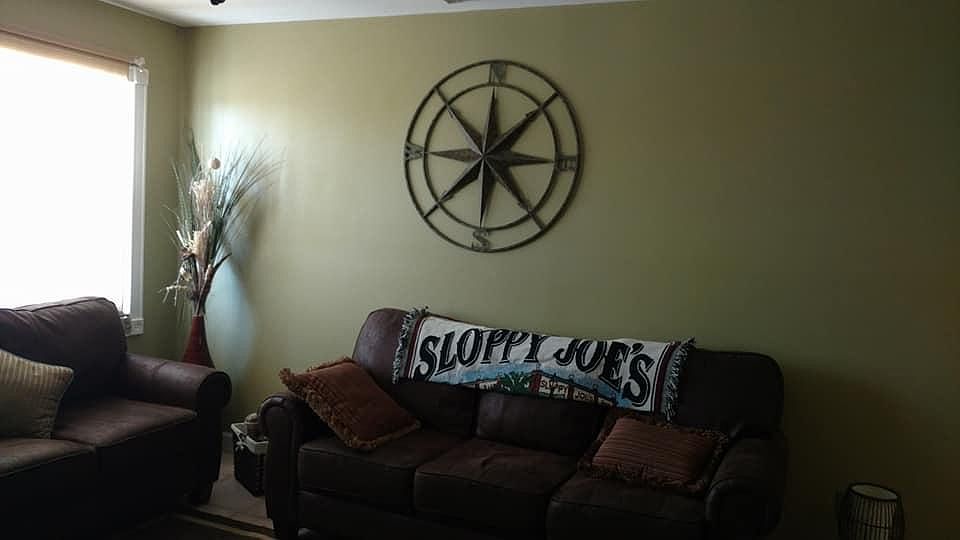 Comfortable LR w/Flat Screen TV