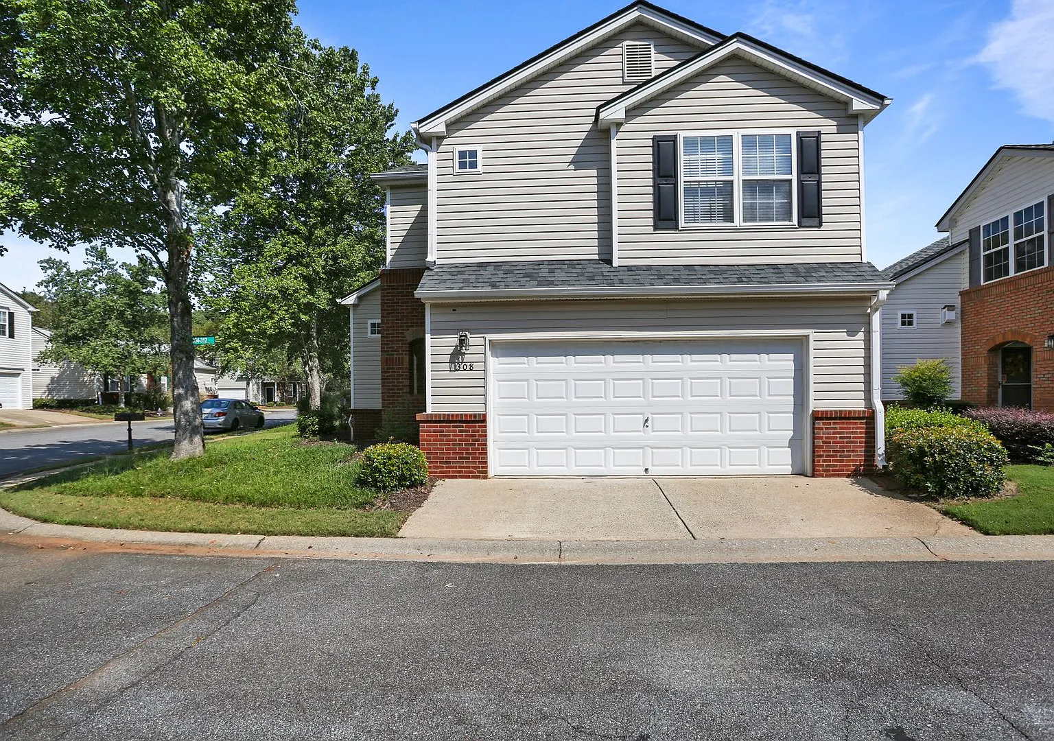 Charming 2-Bedroom, 2.5-Bath Home with Oversized Primary Suite in West Oaks Subdivision — Photo 2