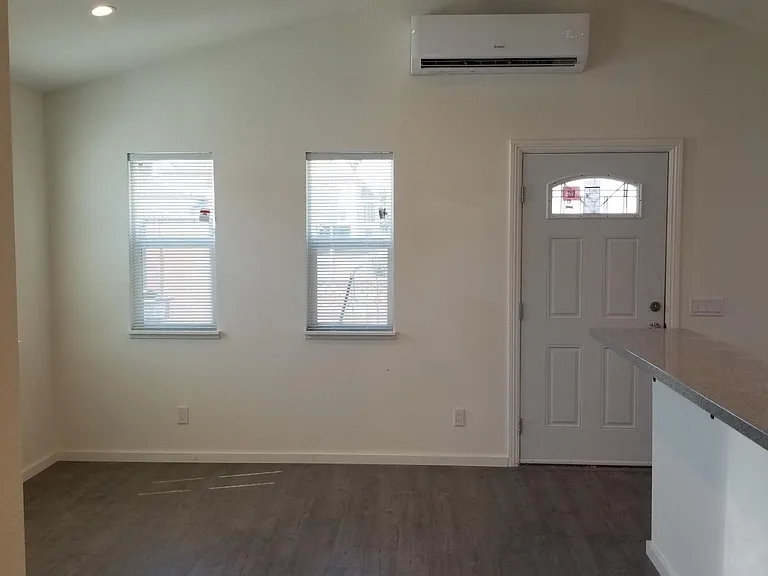 406 S Laurel St — Photo 11